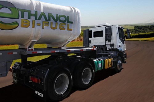 Iveco Trakker Bi-Fuel Ethanol-Diesel für den Flüssigzuckertransport in Brasilien mit 63 Tonnen Gesamtzuggewicht (GZG).