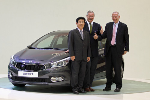 Jack Kim, Geschäftsführer (CEO) Kia Motors Deutschland, Peter Dietrich, Geschäftsführer BCA Deutschland, und Martin van Vugt, Geschäftsführer (COO) Kia Motors Deutschland (von links). 