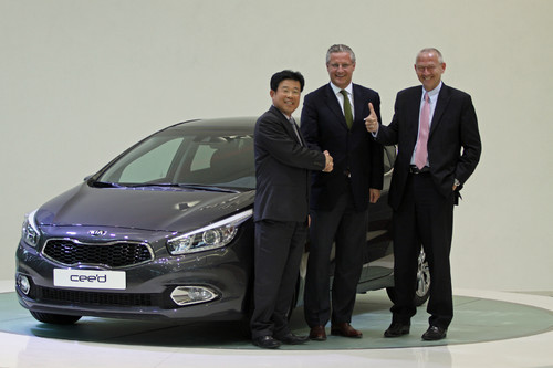 Jack Kim, Geschäftsführer (CEO) Kia Motors Deutschland, Peter Dietrich, Geschäftsführer BCA Deutschland, und Martin van Vugt, Geschäftsführer (COO) Kia Motors Deutschland (von links).