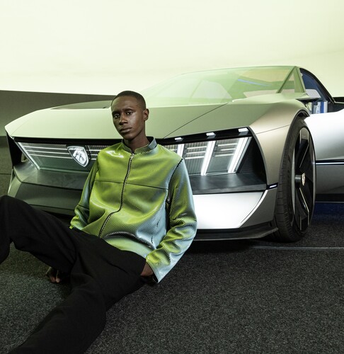 Jacke von Modedesigner Emeric Tchatchoua im Stil des Peugeot Inception Concept.