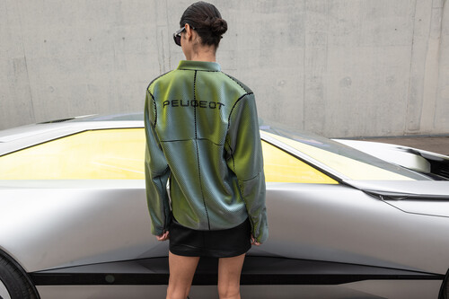 Jacke von Modedesigner Emeric Tchatchoua im Stil des Peugeot Inception Concept.
