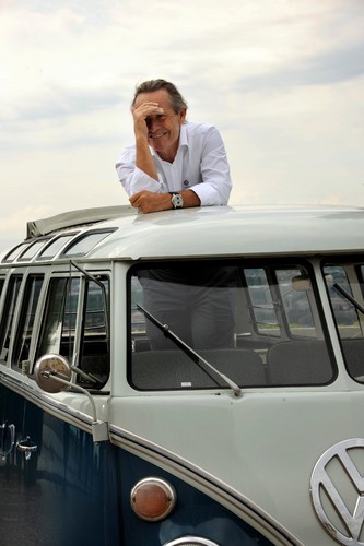 Jacky Ickx und der Volkswagen Bulli.