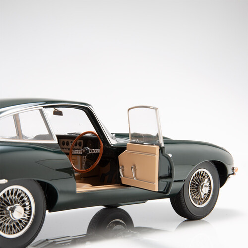 Jaguar E-Type 60th Anniversary Collection: Modell im Maßstab 1:18.