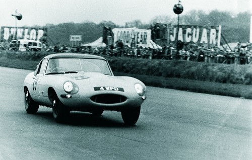Jaguar E-Type Lightweight im Silverstone (1962).