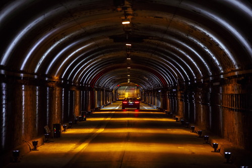 Jaguar F-Type SVR im New York City&#039;s Park Avenue Tunnel.