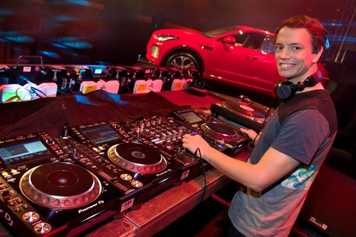 Jaguar feiert den E-Pace: DJ und Markenbotschafter Alle Farben alias Frans Zimmer.