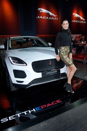 Jaguar feiert den E-Pace: Model und Moderatorin Rebecca Mir.