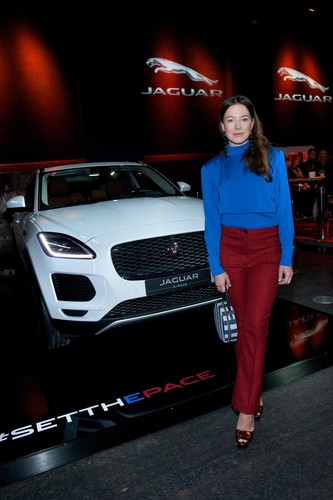 Jaguar feiert den E-Pace: Schauspielerin und Markenbotschafterin Hannah Herzsprung.