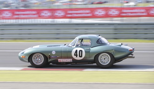 Jaguar Heritage Racing beim AvD-Oldtimer-Grand-Prix 2012: Alex Buncombe steuert den E-Type.