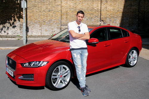 Jaguar holt Spotify ins Auto: Rapper Elliot Gleave alias Example stellte vor der offiziellen Markteinführung eine persönliche Spotify-Liste seiner Lieblingssongs für Autofahrten zusammen und hörte sie während einer Ausfahrt im Jaguar XE.