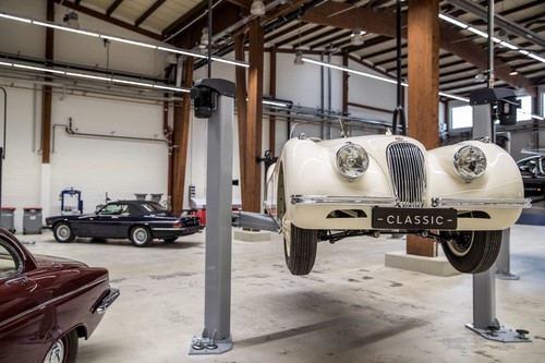 Jaguar Land Rover Classic Centre mit großzügiger Werkstatt.