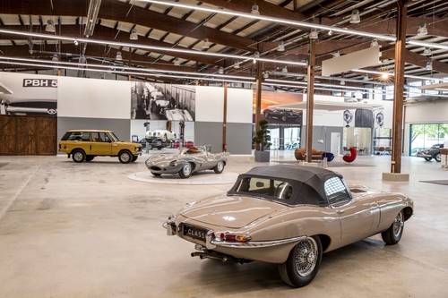 Jaguar Land Rover Classic Centre: Nicht nur das E-Type Cabriolet lockt in den Ausstellungsraum.