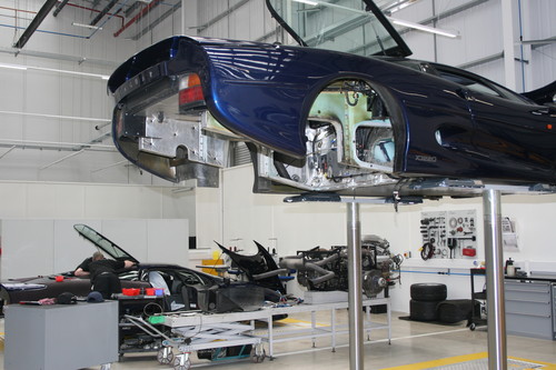 Jaguar Land Rover Classic Works: Zwei XJ 220 werden gewartet.