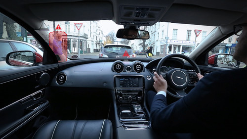 Jaguar Land Rover entwickelt eine Technologie, die die Dachsäulen des Fahrzeugs dank Kamera transparent erscheinen lassen („360 Virtual Urban Windscreen“).