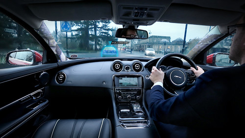 Jaguar Land Rover entwickelt Technologien, die die Dachsäulen des Fahrzeugs dank Kamera transparent erscheinen lassen und bei der Navigation ein virtuelles Vorausfahrzeug in das Head-up-Display einspiegeln. Die Systeme werden „360 Virtual Urban Windscreen“ und „Follow-Me Ghost Car Navigation“ genannt.