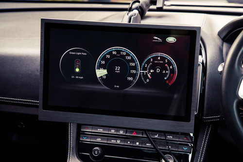 Jaguar Land Rover erprobt den so genannten Green Light Optimal Speed Advisory (GLOSA), der dem Fahrer eine Geschwindigkeit empfiehlt, damit dieser auf der Grünen Welle mitschwimmt.