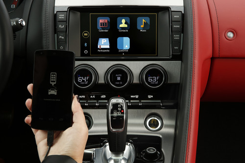 Jaguar Land Rover hat die App „Just Drive“ von Cloud Car für seine In-Control-Infotainmentplattform optimiert. Sie führt erstmalig zahlreiche Anwendungen und digitale Dienste wie Spotify, Twitter, Yelp und viele andere in einer Art „Super-App“ zusammen und stellt die Funktionen auf einer einheitlichen Benutzeroberfläche zur Verfügung. 