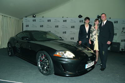 Jaguar präsentiert beim AvD-Oldtimer-Grand-Prix den XKR 75 und feiert mit viel Prominez sein 75-jähriges Markenjubiläum (im Bild von links: Starfotograf Max von Gumppenberg, Topmodell Luca Gajdus und Jaguar-Geschäftsführer Peter Modelhart).