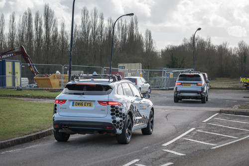 Jaguar und Land Rover testen in England vernetzte Fahrzeuge im Realbetrieb.