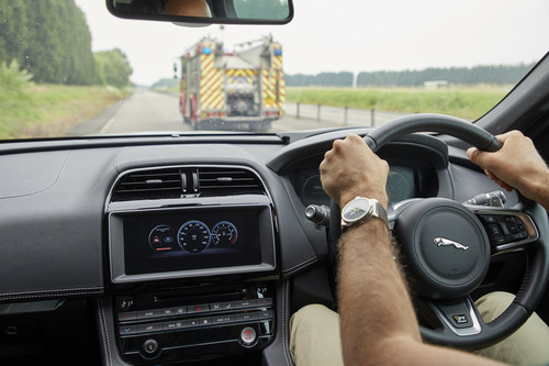 Jaguar und Land Rover testen in England vernetzte Fahrzeuge im Realbetrieb.