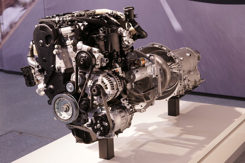 Jaguar XF, Modelljahr 2012: neuer 2,2-Liter-Vierzylinder-Diesel.