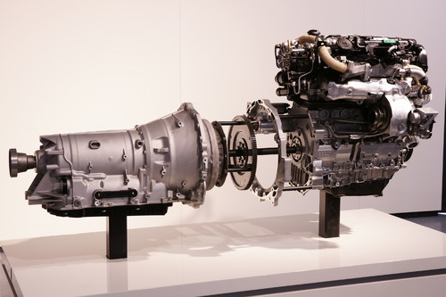 Jaguar XF, Modelljahr 2012: Neuer 2,2-Liter-Vierzylinder-Diesel mit ZF-Achtgang-Automatik.