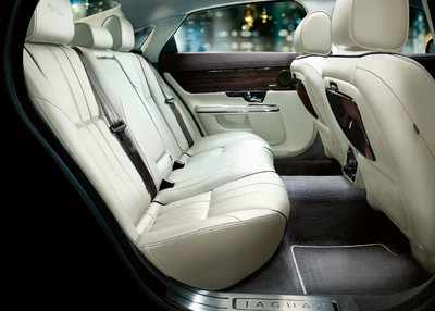 Jaguar XJ: So voluminös wie die Seite aussehen, stellt sich das Platzangebot hinten nicht dar. Sitzriesen fehlt die Innenraumhöhe.