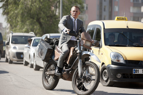 James Bond (Daniel Craig) auf der Honda CRF 250 R.