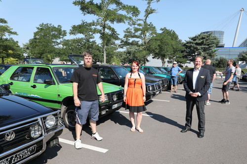 Jan-Malte Kistler (rechts im Bild), Leitung Business Unit Park der Autostadt, begrüßte Lisa Bienert und Benny Heyder, Organisatoren des Golf-Country-Treffens.