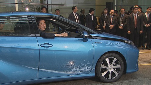 Japanischen Premierminister Shinzo Abe im Toyota Mirai.