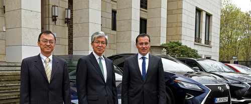 Japans Botschafter Takeshi Yagi (Bildmitte) war Gastgeber eines Pressetermins von Toyota in Berlin mit dem Vorsitzenden der Geschäftsleitung Deutschland,  Masaki Hosoe (links), und Deutschland-Präsident Tom Fux. 