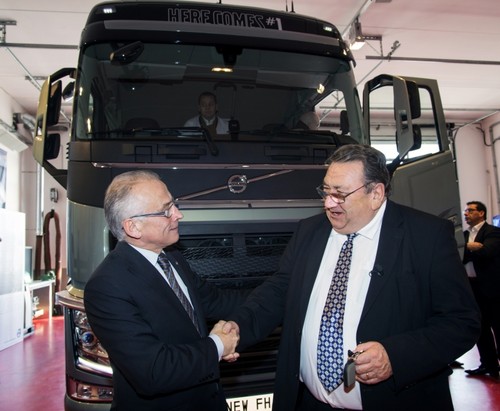 Jean-Pierre Ducournau (rechts) erhält die Schlüssel für den FH von Jean-Noël Thénault, Präsident von Volvo Trucks France.