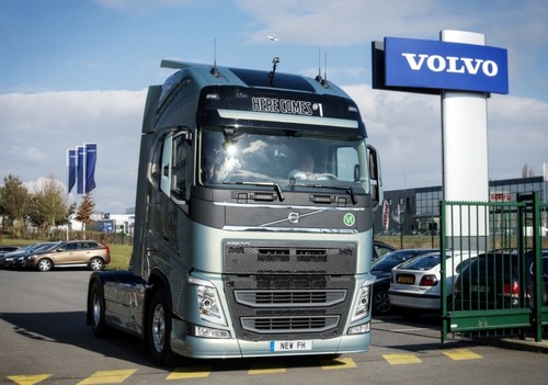 Jean-Pierre Ducournau verlässt mit dem FH das Volvo Truck Center in Roissy-en-France weg. Der Lkw wird in erster Linie auf Langstrecken für Transporte aus dem Süden Frankreichs in die Region Paris eingesetzt.