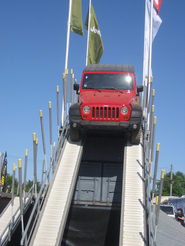 Jeep Wrangler auf einem Testparcours.