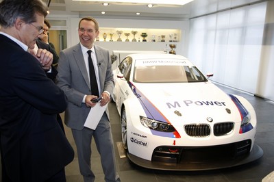 Jeff Koons (rechts) und BMW-Motorsportdirektor Prof. Dr. Mario Theissen im Februar 2010 mit dem BMW M3 GT2 in München.