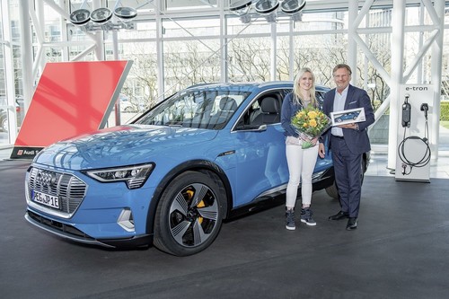 Jennifer Porst mit Günter Behringer (Audi Vertrieb) bei der Übergabe des ersten e-Tron im Kundencenter des Audi-Forums Ingolstadt.