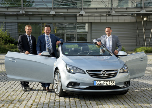 Jens Nagl, Opel-Direktor Händlerentwicklung, Peter Gerards, Geschäftsführer der Ruhrdeichgruppe, Jürgen Keller, Opel-Vertriebschef in Deutschland (von links).