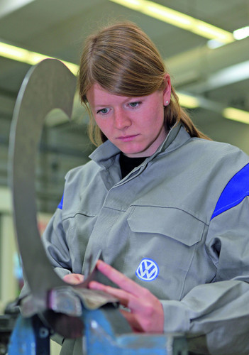 Jessica Fökel (24) absolvierte ein Duales Studium bei Volkswagen. Sie studierte Fahrzeugaufbauentwicklung in Kombination mit der Ausbildung zur Konstruktionsmechanikerin. Mittlerweile arbeitet die Diplom-Ingenieurin (FH) im Entwicklungsbereich in der Technischen Projektleitung Gesamtfahrzeug.