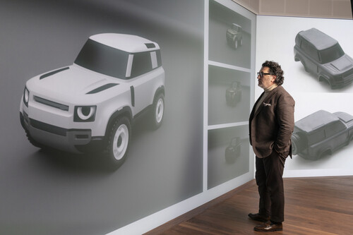 JLR-Designchef Massimo Frascella vor Entwürfen zum Land Rover Defender 90 Design Icon Model.