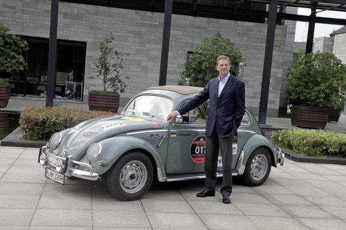 Jochem Heizman, Konzernvorstand China mit VW Käfer.