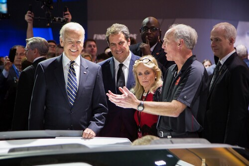 Joe und Jill Biden lassen sich auf der Automesse in Detroit von GM-Vizechef Mark Reuss (2.v.l.) und Chefingenieur Tadge Juechter die Corvette erklären.