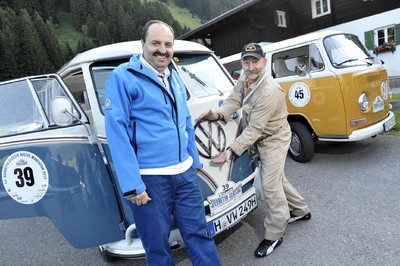 Johann Lafer und Horst Lichter mit dem VW Bulli.