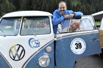 Johann Lafer und Horst Lichter mit dem VW Bulli.