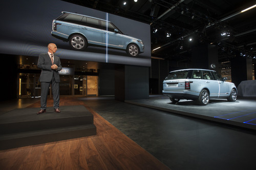 John Edwards, Global Brand Director Land Rover, präsentiert den Range Rover Hybrid.