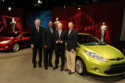 John Plant (2.v.r.), President und Chief Executive Officer bei TRW, nahm die World Excellence Awards in der Ford-Zentrale in Dearborn (USA) entgegen. 
