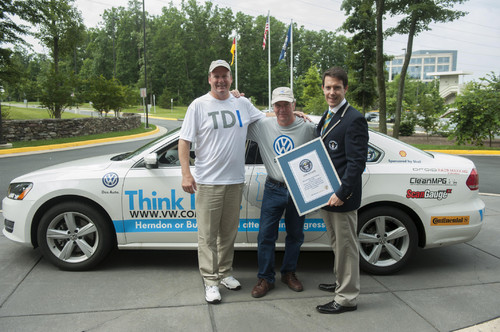 Jon Browning, CEO von Volkswagen Group of America, zusammen mit Bob Winger und Wayne Gerdes, bei der Übergabe des Guinness World Rekord Zertifikates am 24. Juni 2013. (Kevin Wolf / AP Images for Volkswagen of America).