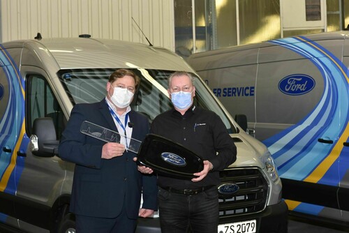 Jörg Pilger (Direktor Kundenservice) übergibt Jürgen Becker, Betriebsleiter des Autohauses Strunk in Köln, symbolisch den Schlüssel für zwei Werkstatt-Vans.