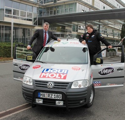 Jörg Walz (links), Leiter Kommunikation der Schaeffler-Gruppe Automotive, verabschiedet Rekordfahrer Rainer Zietlow am Hauptsitz in Herzogenaurach und wünscht ihm eine erfolgreiche Fahrt.