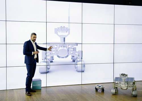 Jorge Diez, Leiter Konzeptdesign bei Audi, mit dem Lunar Quattro.