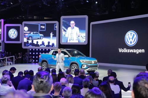 José Carlos Pavone, Leiter Design Volkswagen do Brasil, präsentiert den Tarok Concept.